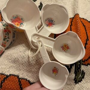 Pioneer woman measuring cups